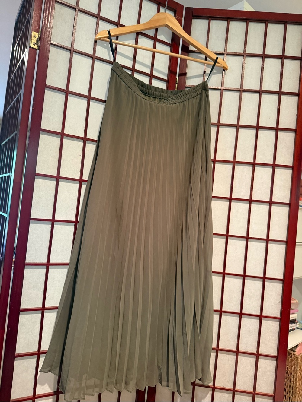 UNIQLO Chiffon Pleated Midi Skirt 2016 - Olive Green Sage Size M